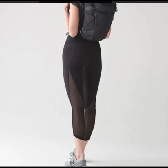 Black yoga sports leggings with mesh at the bottom - Picture 3 of 3